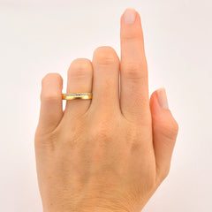 Aliança de Ouro com Pedras e Acabamento Craquelado