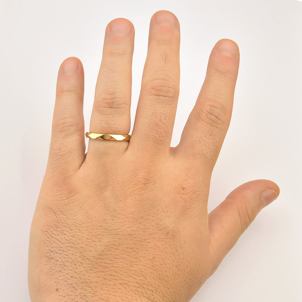 Aliança Facetada em Ouro 18K