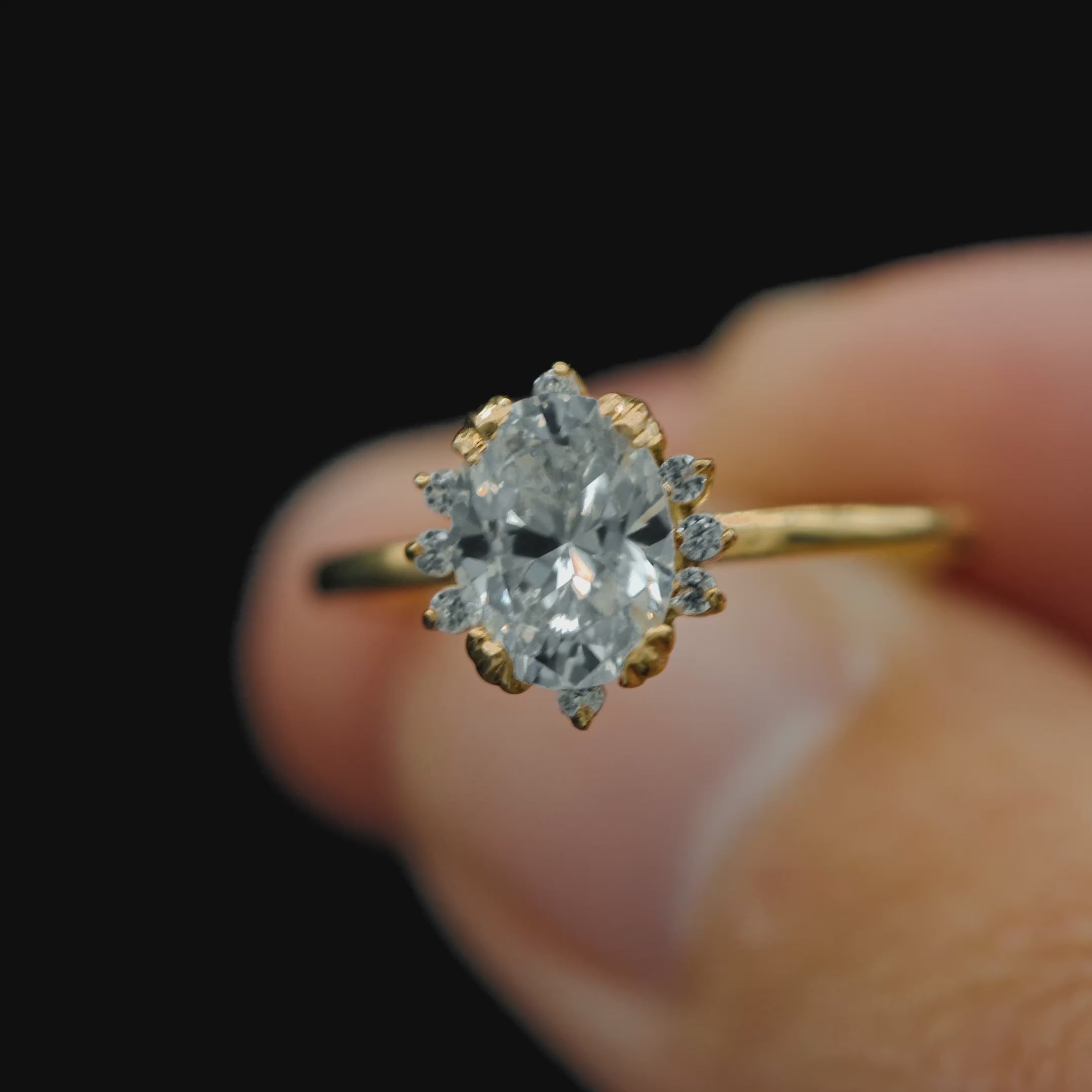 Anel com Moissanite Oval 1.5ct em Ouro 18K Opal