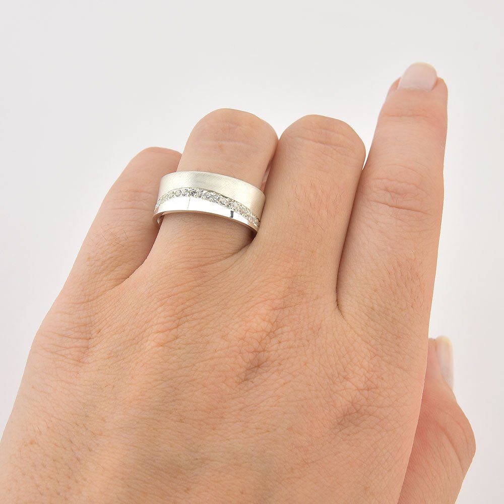Alianças de Prata Côncavas, diamantes híbridos na feminina Cód. 8679 - Volpi Joias