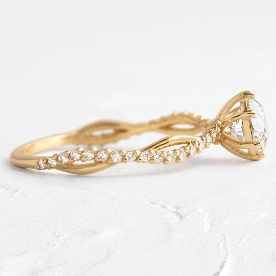 Anel Trançado de Ouro com Pedra de 50pts - Volpi Joias