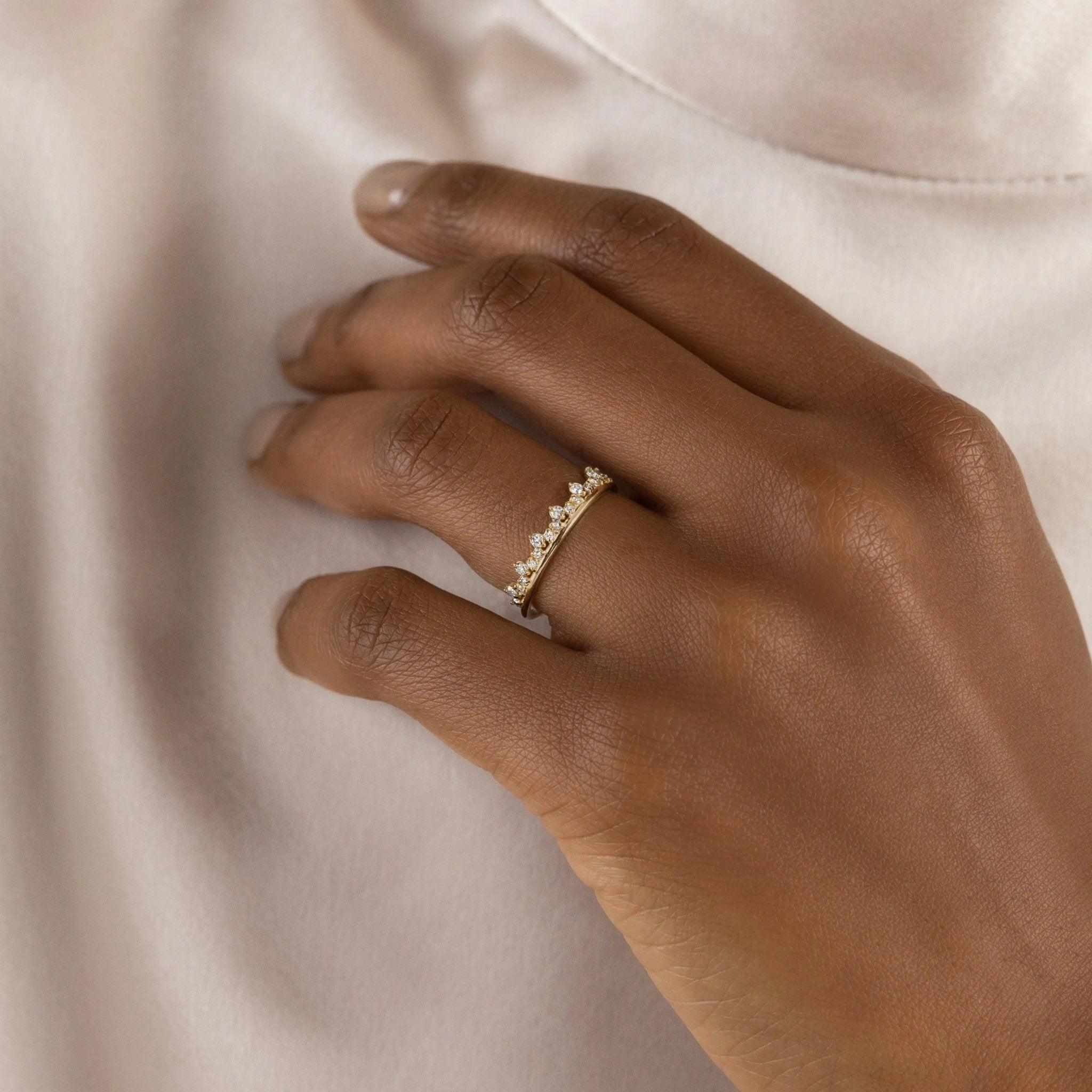 Meia Aliança em Ouro The Crown - Volpi Joias