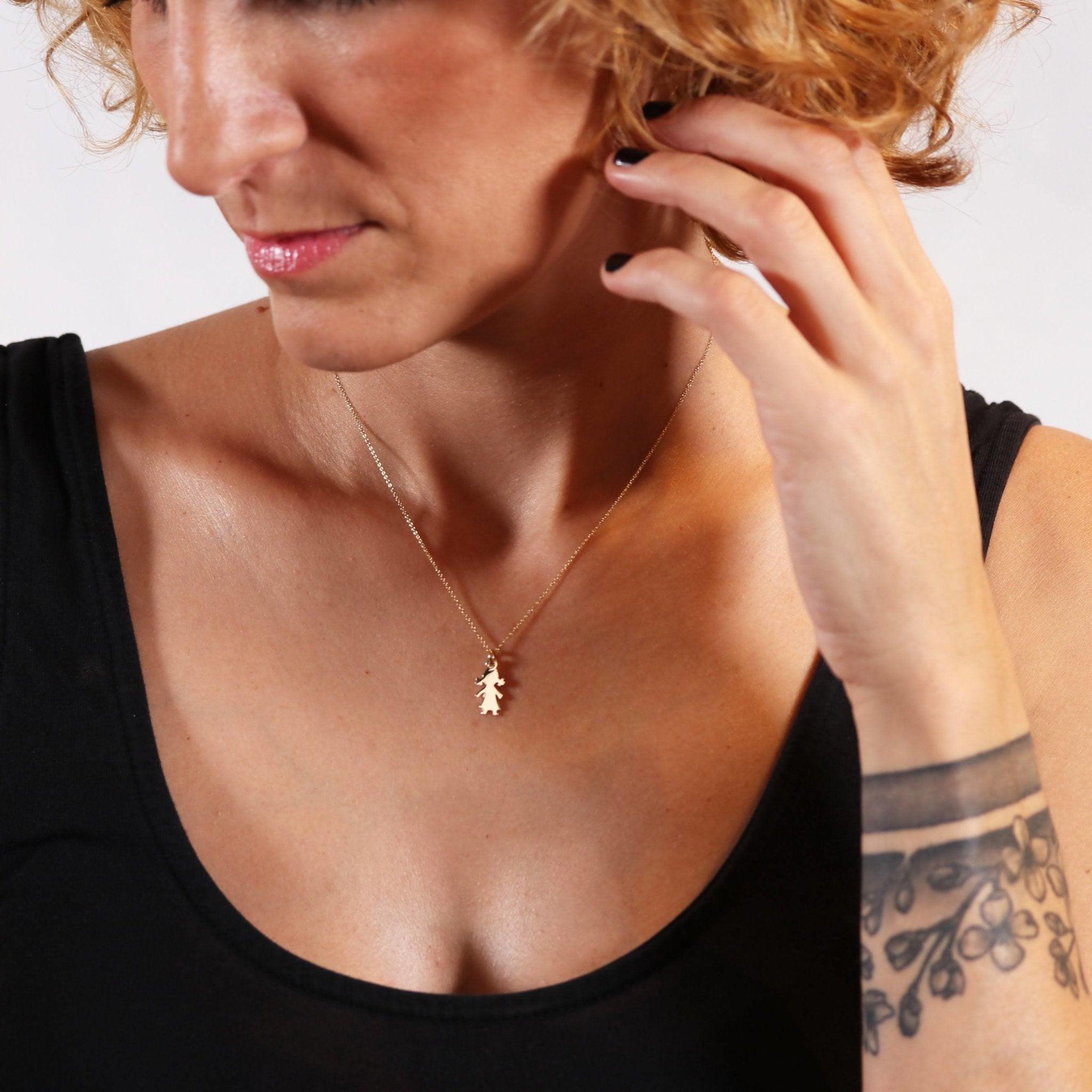 Pingente de Menina em ouro com design minimalista - Volpi Joias